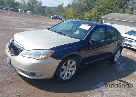 2013 Chrysler 200 Touring z USA, uszkodzony, nr VIN 1C3CCBBB8DN592419